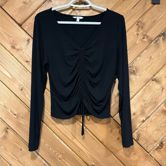 Black Ruched V-Neck Long Sleeve Top. Reitmans - Picture 2 of 4